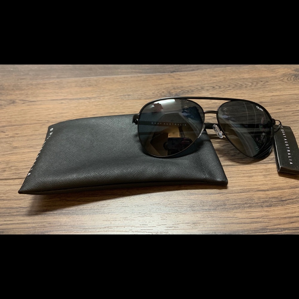 Quay Australia Vivienne oversized aviators